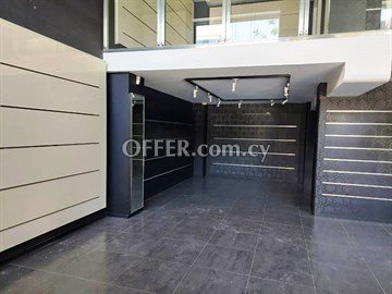 Shop Of 195 Sq.m. In Excellent Conditionon  In A Commercial Street In 