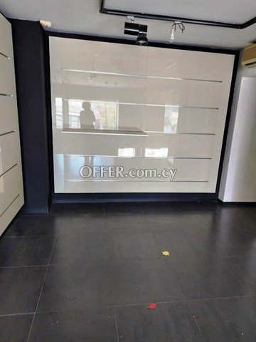 Shop Of 195 Sq.m. In Excellent Conditionon  In A Commercial Street In  - 4