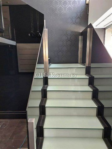 Shop Of 195 Sq.m. In Excellent Conditionon  In A Commercial Street In  - 3