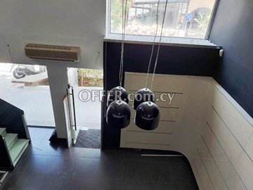 Shop Of 195 Sq.m. In Excellent Conditionon  In A Commercial Street In  - 2