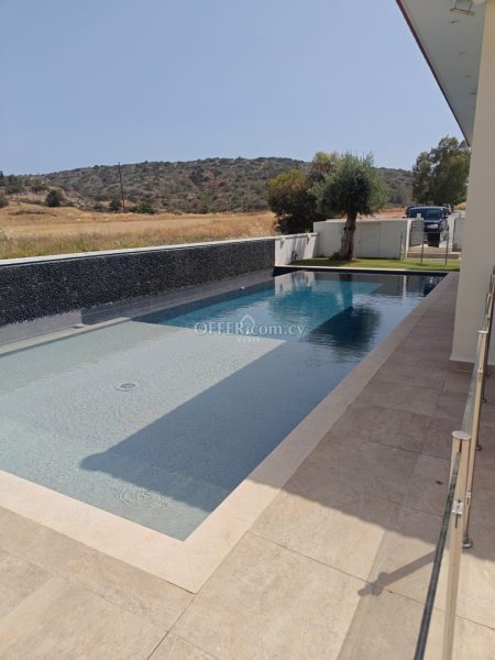 STUNNING FIVE BEDROOM MODERN VILLA IN PAREKLISIA
