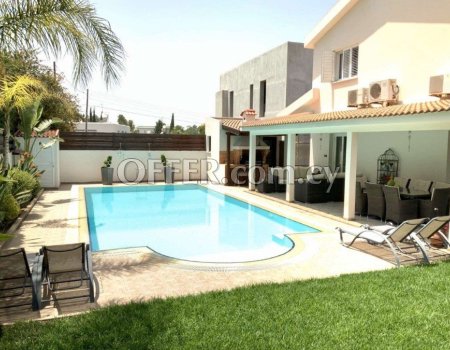 A gorgeous detached house with a huge garden and a large pool in Makedonitissa.