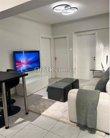 Modern And Spacious 2 Bedroom Apartment  Walking Distance To The Europ