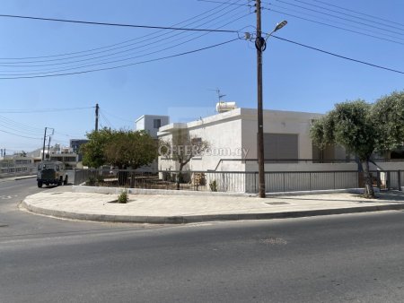 Detached three bedroom house for rent in Tricherousa area.