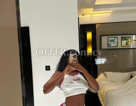 Sweet pussy in town (photo 2)
