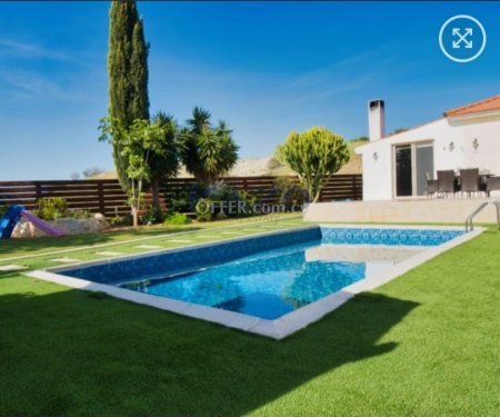 Spacious Moni Home with Pool on Large Plot