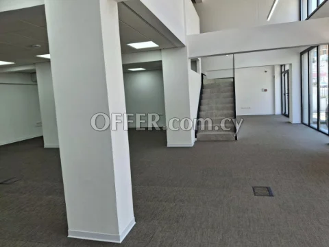 Office 310m2 ground floor and mezzanine fully renovated in a prime location - Main Photo