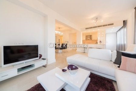 MODERN THREE BEDROOM APARTMENT 50 METERS FROM THE SEA