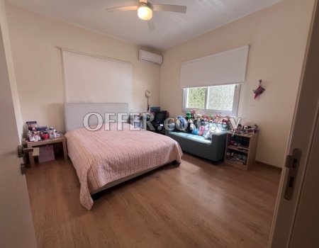 House for sale (photo 2)