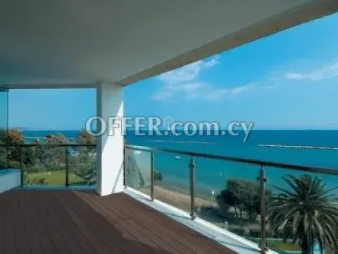 LUXURIOUS 3 BEDROOM APARTMENT DIRECTLY ON THE BEACH - Main Photo