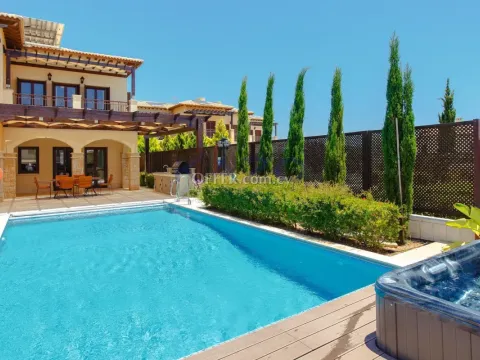 Spacious Villa with Pool in Scenic Golf Resort - 12
