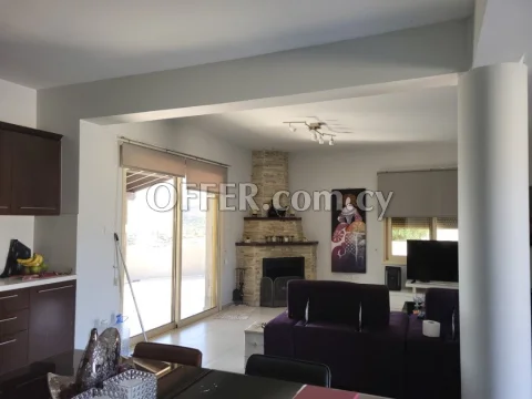 Ground Floor house with a large patio around and garden - Main Photo