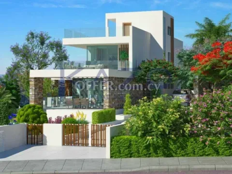 Spacious Four Bedroom Villa in Prestigious Golf Area - 3