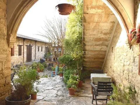 8-bedroom Village House 355 sqm in Anogyra - 3