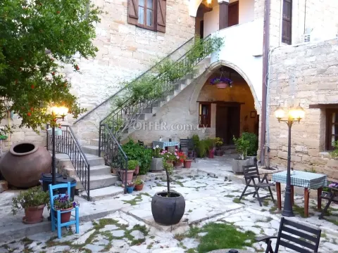 8-bedroom Village House 355 sqm in Anogyra - 2