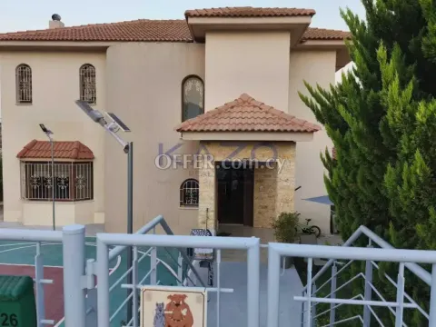 Spacious Detached House with Pool in Green Moni - 13