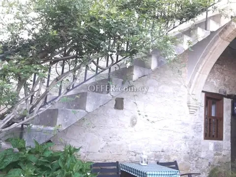 8-bedroom Village House 355 sqm in Anogyra - 12