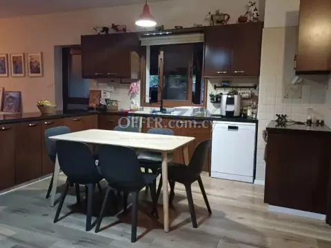 Spacious Detached House with Pool in Green Moni - 10