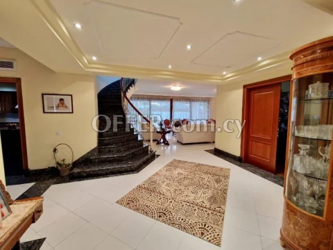 Huge four-bedroom detached house with a swimming pool in GSP. - Main Photo