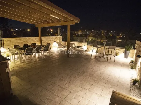 THREE BEDROOM UPPER FLOOR HOUSE WITH ROOF GARDEN - Main Photo