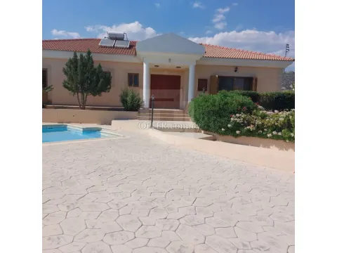 Large 3 bedroom detached bungalow with swimming pool in Apesia village - Main Photo