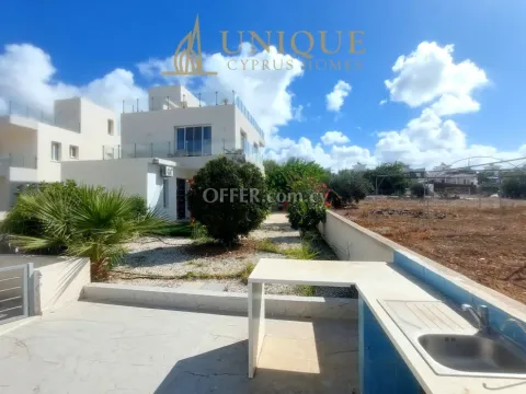 4 Bedrooms Sea View Villa in Chloraka Area - Main Photo
