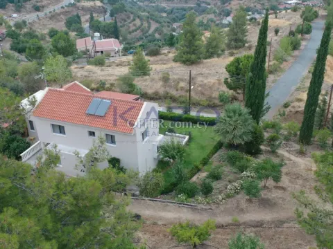 Spacious Four Bedroom House on Large Xyliatou Plot - 11