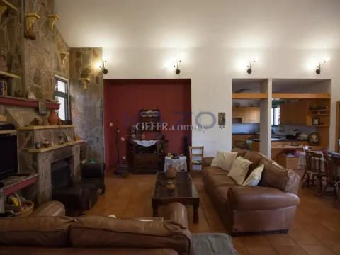 Spacious Four Bedroom House on Large Xyliatou Plot - 8