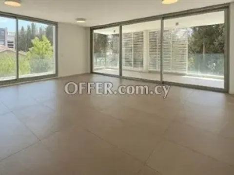Renovated 3 bedroom apartment with new electrical appliances  in a pri - Main Photo