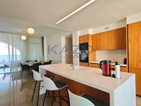 Luxury Seafront Apartment with Astonishing Views - 10