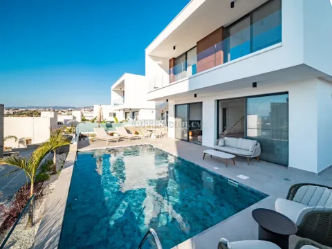 READY THREE BEDROOM FULLY FURNISHED VILLA WITH POOL IN CHLORAKA - PAPHOS - Main Photo