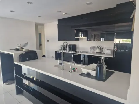 New For Sale €330,000 Apartment 3 bedrooms, Whole Floor Retiré, top floor, Pallouriotissa Nicosia - Main Photo