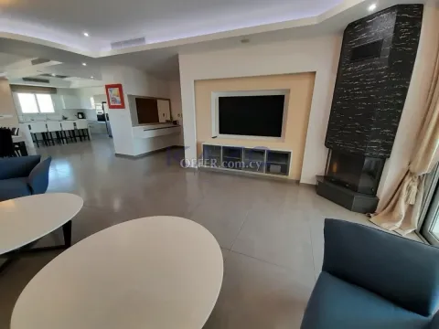 Spacious Four Bedroom Penthouse in Coastal Tourist Area - 12