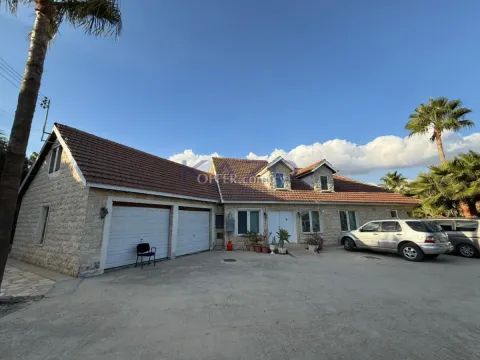 Spacious Pyrgos Villa With Pool Large Plot - Main Photo