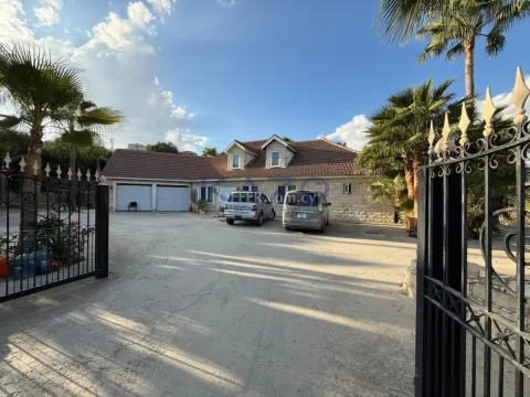 Spacious Pyrgos Villa With Pool Large Plot - 12