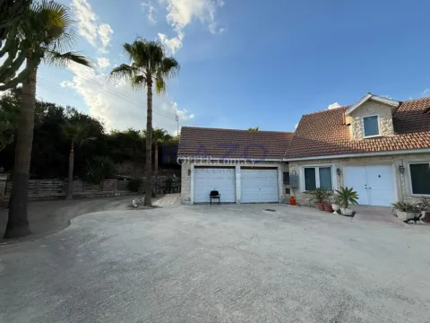 Spacious Pyrgos Villa With Pool Large Plot - 11