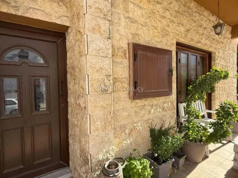 8-bedroom Semi-detached Villa 256 sqm in Aradippou - Main Photo