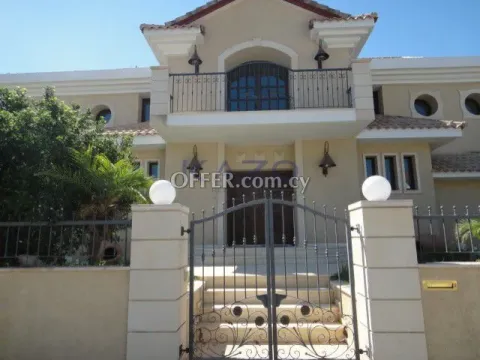 Spacious Seven Bedroom Villa with Sea View - 13