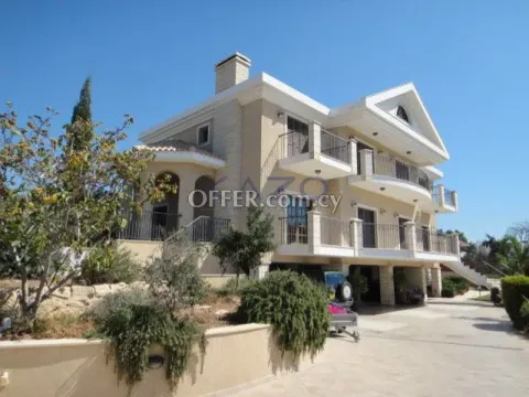 Spacious Seven Bedroom Villa with Sea View - 10