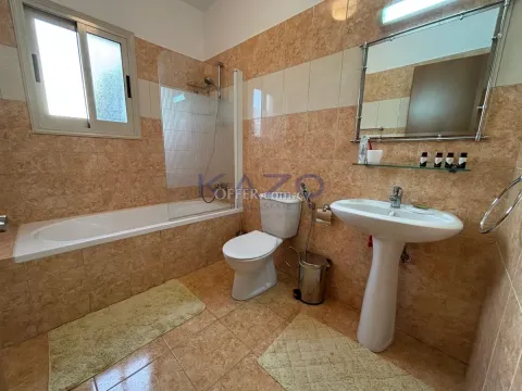 Spacious Apartment with Three Bedrooms in Mesa Geitonia - 5