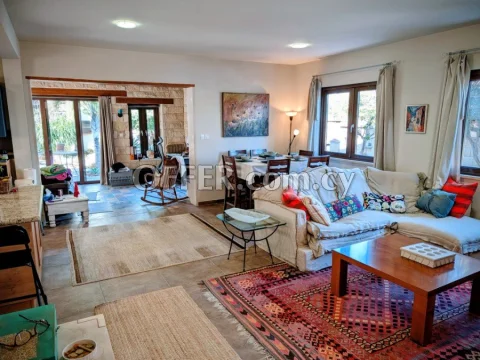 Large Accommodating Home with Many Extras - Photo 2