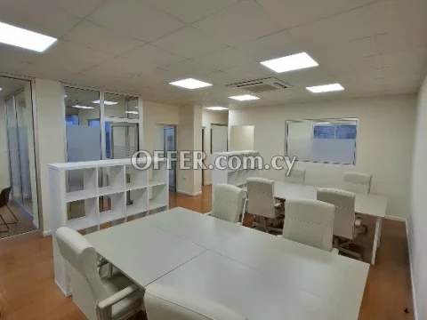 Commercial office with office furniture can accommodate office staff - Main Photo