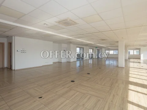 Commercial office 500m2 with raised floors, excellent location - Main Photo