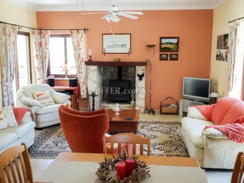 4-bedroom Detached Villa 245 sqm in Anogyra - 13