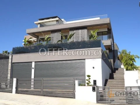 6 Bedroom Villa in Agios Athanasios