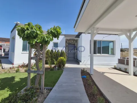 Spacious Moni Bungalow with Sea View - Main Photo