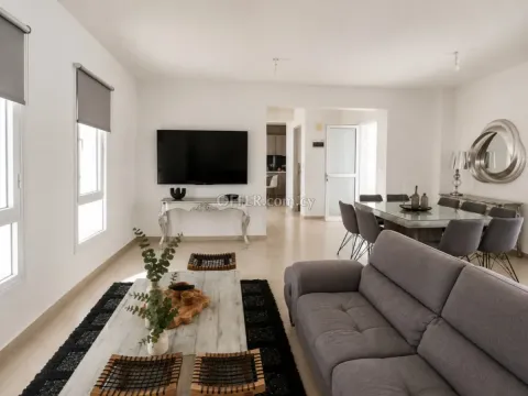 Detached 3-Bedroom Villa with Private Pool, Garden & Solar Panels - 2