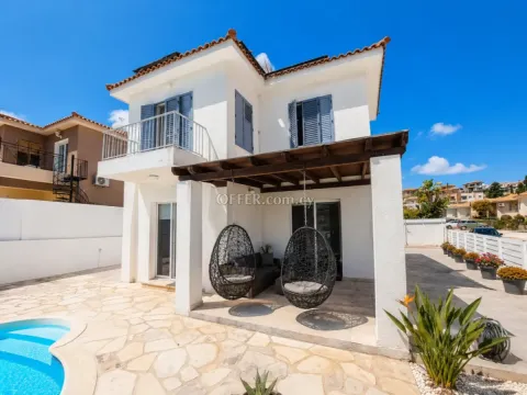 Detached 3-Bedroom Villa with Private Pool, Garden & Solar Panels - Main Photo
