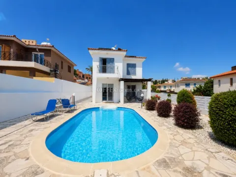 Detached 3-Bedroom Villa with Private Pool, Garden & Solar Panels - 11