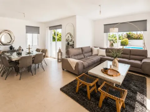Detached 3-Bedroom Villa with Private Pool, Garden & Solar Panels - 9